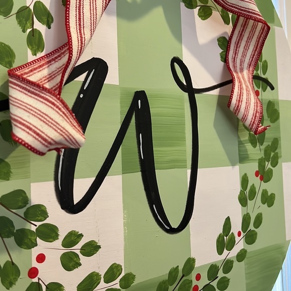 LIKE NEW GREEN PLAID ‘W’ DOOR CHRISTMAS HANGER WITH REMOVABLE BOW - Picture 6 of 8